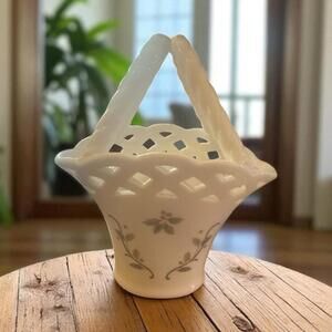 Mikasa Holiday Lace Porcelain Basket 7.5" Holly Berry